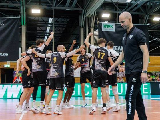 Freude bei Ludwigsburg Spielern, Skepsis bei Trainer Hasse MATTILA. Volleyball: Herrsching - Ludwigsburg 1:3. Volleyball Bundesliga der Männer, WWK Volleys Herrsching - Barock Volleys MTV Ludwigsburg, Saison 2025-2024, am 5.11.2025 in Herrsching, N I K O L A U S H A L L E, Deutschland. Quelle Copyright Credit : Oryk HAIST