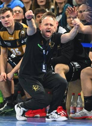 Trainer Andre Haber (Dresden) jubelt, Jubel, HC Elbflorenz Dresden gegen MT Melsungen, Handball, DHB-Pokal, DHB, Pokal, Saison 2025 2026, Dresden, BallsportARENA Dresden, 05.11.2025,