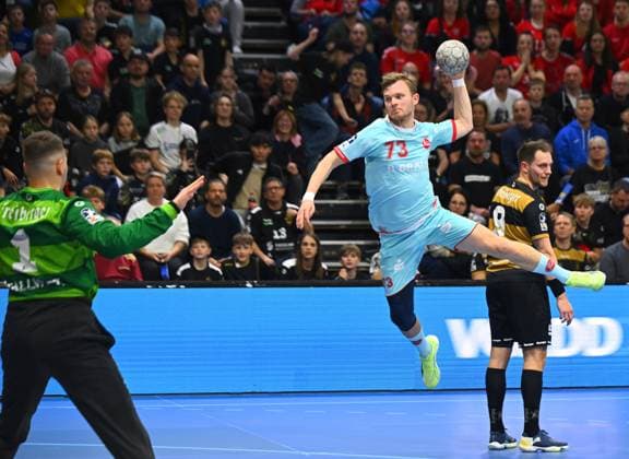 am Ball: Timo Kastening (Melsungen), links: Torwart Marino Mallwitz und rechts: Julius Dierberg (beide Dresden), HC Elbflorenz Dresden gegen MT Melsungen, Handball, DHB-Pokal, DHB, Pokal, Saison 2025 2026, Dresden, BallsportARENA Dresden, 05.11.2025,