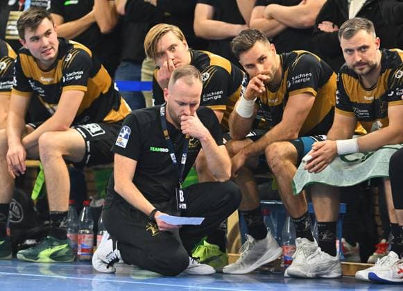 vorn: Trainer Andre Haber (Dresden), HC Elbflorenz Dresden gegen MT Melsungen, Handball, DHB-Pokal, DHB, Pokal, Saison 2025 2026, Dresden, BallsportARENA Dresden, 05.11.2025,