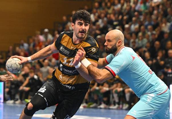 am Ball: Doruk Pehlivan (Dresden) gegen Adrian Sipos (Melsungen), HC Elbflorenz Dresden gegen MT Melsungen, Handball, DHB-Pokal, DHB, Pokal, Saison 2025 2026, Dresden, BallsportARENA Dresden, 05.11.2025,