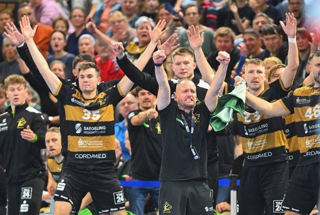 Mitte: Trainer Andre Haber (Dresden) jubelt an der Bank, HC Elbflorenz Dresden gegen MT Melsungen, Handball, DHB-Pokal, DHB, Pokal, Saison 2025 2026, Dresden, BallsportARENA Dresden, 05.11.2025,