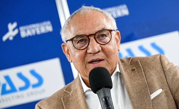 05.11.2025, xpsx, Viktoria Aschaffenburg Mitgliederversammlung, v.l. Felix Magath Aschaffenburg Bayern Deutschland (DEU)
