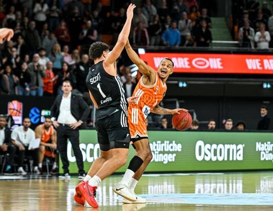 GER, EuroCup, ratiopharm Ulm vs London Lions 05.11.2025, ratiopharm arena, Neu-Ulm, GER, EuroCup, ratiopharm Ulm vs London Lions, im Bild Joel Scott (London, 1), Nelson Weidemann (Ulm, 0)