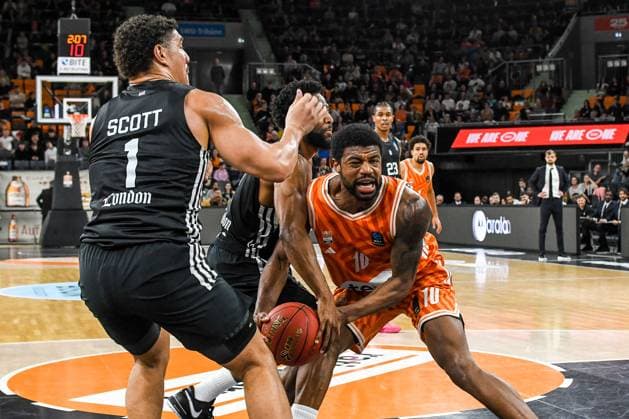 GER, EuroCup, ratiopharm Ulm vs London Lions 05.11.2025, ratiopharm arena, Neu-Ulm, GER, EuroCup, ratiopharm Ulm vs London Lions, im Bild Joel Scott (London, 1), Chasson Randle (London, 2), Malik Osborne (Ulm, 10)