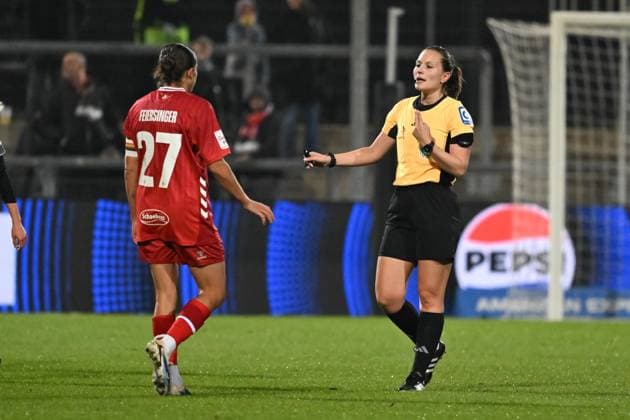05.11.2025, xsltx, Fussball Google Pixel Frauen-Bundesliga, Eintracht Frankfurt - 1.FC Köln v.l. Die Ex-Frankfurterin Laura Feiersinger (1. FC Köln) wird von Selina Menzel (Schiedsrichterin) ermahnt (DFL DFB REGULATIONS PROHIBIT ANY USE OF PHOTOGRAPHS as IMAGE SEQUENCES and or QUASI-VIDEO)