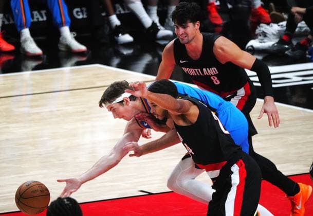 (251106) -- PORTLAND, Nov. 6, 2025 -- Kris Murray (bottom) of Portland Trail Blazers competes during the 2025-2026 NBA, Basketball Herren, USA regular season match between Portland Trail Blazers and Oklahoma City Thunders in Portland, the United States, Nov. 5, 2025. ) (SP)U.S.-PORTLAND-BASKETBALL-NBA-TRAIL BLAZERS VS THUNDERS WuxXiaoling 