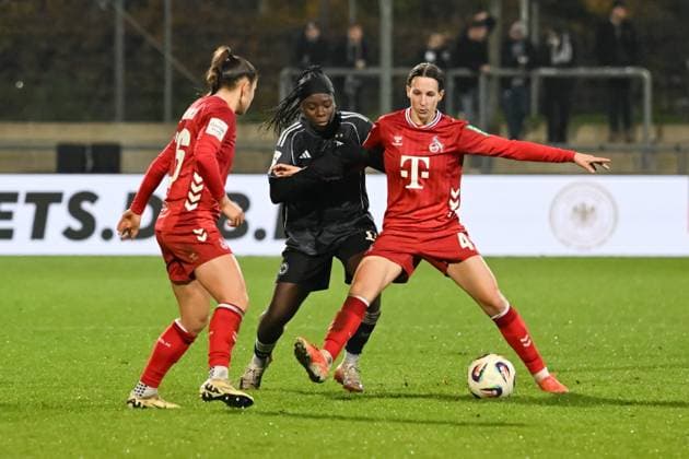05.11.2025, xsltx, Fussball Google Pixel Frauen-Bundesliga, Eintracht Frankfurt - 1.FC Köln v.l. Martyna Wiankowska (1. FC Köln) und Sara AgreÅ¾ (1. FC Köln re.) doppeln Nicole Anyomi (Eintracht Frankfurt) (DFL DFB REGULATIONS PROHIBIT ANY USE OF PHOTOGRAPHS as IMAGE SEQUENCES and or QUASI-VIDEO)