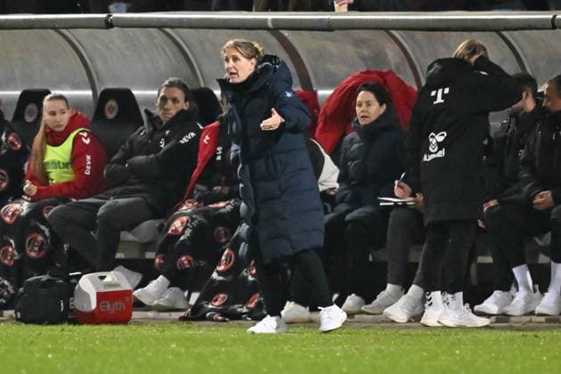 05.11.2025, xsltx, Fussball Google Pixel Frauen-Bundesliga, Eintracht Frankfurt - 1.FC Köln v.l. Britta Carlson (Cheftrainerin Frauen 1. FC Köln) (DFL DFB REGULATIONS PROHIBIT ANY USE OF PHOTOGRAPHS as IMAGE SEQUENCES and or QUASI-VIDEO)