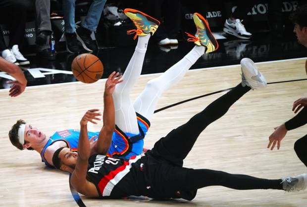 (251106) -- PORTLAND, Nov. 6, 2025 -- Kris Murray (bottom) of Portland Trail Blazers competes during the 2025-2026 NBA, Basketball Herren, USA regular season match between Portland Trail Blazers and Oklahoma City Thunders in Portland, the United States, Nov. 5, 2025. ) (SP)U.S.-PORTLAND-BASKETBALL-NBA-TRAIL BLAZERS VS THUNDERS WuxXiaoling 