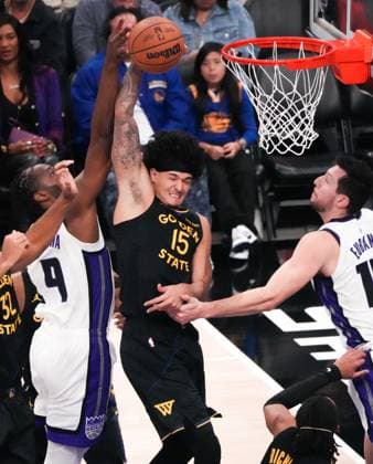 (251106) -- SACRAMENTO, Nov. 6, 2025 -- Gui Santos (C) of Golden State Warriors vies for the ball during the 2025-2026 NBA, Basketball Herren, USA regular season match between Sacramento Kings and Golden State Warriors in Sacramento, the United States, Nov. 5, 2025. (Photo by Sun Yuxuan Xinhua) (SP)U.S.-SACRAMENTO-BASKETBALL-NBA-KINGS VS WARRIORS WuxXiaoling 