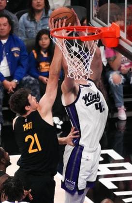 (251106) -- SACRAMENTO, Nov. 6, 2025 -- Quinten Post (L) of Golden State Warriors defends during the 2025-2026 NBA, Basketball Herren, USA regular season match between Sacramento Kings and Golden State Warriors in Sacramento, the United States, Nov. 5, 2025. (Photo by Sun Yuxuan Xinhua) (SP)U.S.-SACRAMENTO-BASKETBALL-NBA-KINGS VS WARRIORS WuxXiaoling 