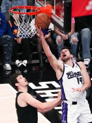 (251106) -- SACRAMENTO, Nov. 6, 2025 -- Drew Eubanks (R) of Sacramento Kings goes for a layup during the 2025-2026 NBA, Basketball Herren, USA regular season match between Sacramento Kings and Golden State Warriors in Sacramento, the United States, Nov. 5, 2025. (Photo by Sun Yuxuan Xinhua) (SP)U.S.-SACRAMENTO-BASKETBALL-NBA-KINGS VS WARRIORS WuxXiaoling 