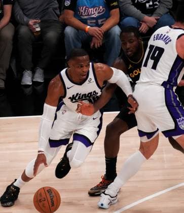 (251106) -- SACRAMENTO, Nov. 6, 2025 -- Russell Westbrook (L) of Sacramento Kings breaks through during the 2025-2026 NBA, Basketball Herren, USA regular season match between Sacramento Kings and Golden State Warriors in Sacramento, the United States, Nov. 5, 2025. (Photo by Xinhua) (SP)U.S.-SACRAMENTO-BASKETBALL-NBA-KINGS VS WARRIORS SunxYuxuan 