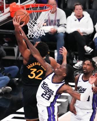 (251106) -- SACRAMENTO, Nov. 6, 2025 -- Keon Ellis (R) of Sacramento Kings defends of Trayce Jackson-Davis Golden State Warriors during the 2025-2026 NBA, Basketball Herren, USA regular season match between Sacramento Kings and Golden State Warriors in Sacramento, the United States, Nov. 5, 2025. (Photo by Sun Yuxuan Xinhua) (SP)U.S.-SACRAMENTO-BASKETBALL-NBA-KINGS VS WARRIORS WuxXiaoling 