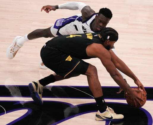 (251106) -- SACRAMENTO, Nov. 6, 2025 -- Moses Moody (bottom) of Golden State Warriors vies against Dennis Schroder of Sacramento Kings during the 2025-2026 NBA, Basketball Herren, USA regular season match between Sacramento Kings and Golden State Warriors in Sacramento, the United States, Nov. 5, 2025. (Photo by Sun Yuxuan Xinhua) (SP)U.S.-SACRAMENTO-BASKETBALL-NBA-KINGS VS WARRIORS WuxXiaoling 