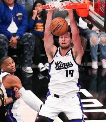 (251106) -- SACRAMENTO, Nov. 6, 2025 -- Drew Eubanks (R) of Sacramento Kings dunks during the 2025-2026 NBA, Basketball Herren, USA regular season match between Sacramento Kings and Golden State Warriors in Sacramento, the United States, Nov. 5, 2025. (Photo by Sun Yuxuan Xinhua) (SP)U.S.-SACRAMENTO-BASKETBALL-NBA-KINGS VS WARRIORS WuxXiaoling 