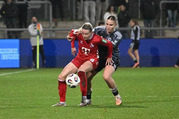 05.11.2025, xsltx, Fussball Google Pixel Frauen-Bundesliga, Eintracht Frankfurt - 1.FC Köln v.l. Kölns Torschützin Sandra Maria Jessen (1. FC Köln) im Zweikampf mit Jella Veit (Eintracht Frankfurt) (DFL DFB REGULATIONS PROHIBIT ANY USE OF PHOTOGRAPHS as IMAGE SEQUENCES and or QUASI-VIDEO)