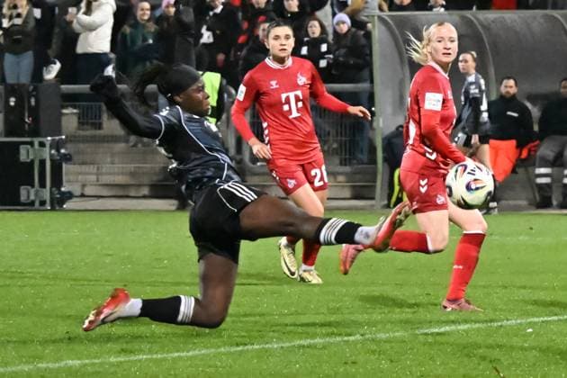 05.11.2025, xsltx, Fussball Google Pixel Frauen-Bundesliga, Eintracht Frankfurt - 1.FC Köln v.l. Nicole Anyomi (Eintracht Frankfurt) streckt sich nach dem Ball (DFL DFB REGULATIONS PROHIBIT ANY USE OF PHOTOGRAPHS as IMAGE SEQUENCES and or QUASI-VIDEO)
