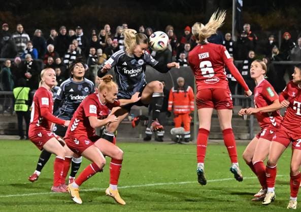 05.11.2025, xsltx, Fussball Google Pixel Frauen-Bundesliga, Eintracht Frankfurt - 1.FC Köln 4. v.l. Nadine Riesen (Eintracht Frankfurt) mit einem Kopfball, der das Tor verfehlte (DFL DFB REGULATIONS PROHIBIT ANY USE OF PHOTOGRAPHS as IMAGE SEQUENCES and or QUASI-VIDEO)
