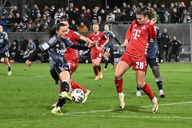 05.11.2025, xsltx, Fussball Google Pixel Frauen-Bundesliga, Eintracht Frankfurt - 1.FC Köln v.l. Hayley Raso (Eintracht Frankfurt), Martyna Wiankowska (1. FC Köln) (DFL DFB REGULATIONS PROHIBIT ANY USE OF PHOTOGRAPHS as IMAGE SEQUENCES and or QUASI-VIDEO)