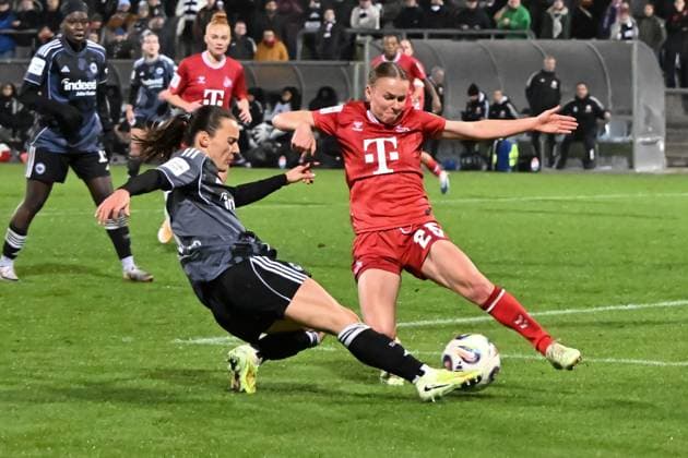 05.11.2025, xsltx, Fussball Google Pixel Frauen-Bundesliga, Eintracht Frankfurt - 1.FC Köln v.l. Hayley Raso (Eintracht Frankfurt), Martyna Wiankowska (1. FC Köln) (DFL DFB REGULATIONS PROHIBIT ANY USE OF PHOTOGRAPHS as IMAGE SEQUENCES and or QUASI-VIDEO)