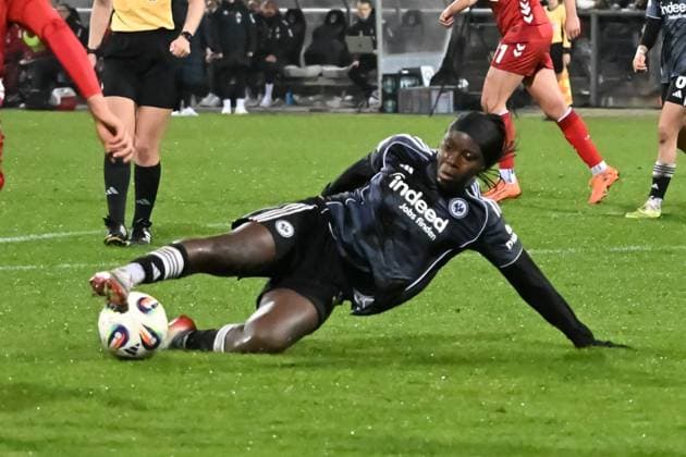 05.11.2025, xsltx, Fussball Google Pixel Frauen-Bundesliga, Eintracht Frankfurt - 1.FC Köln v.l. Voller Einsatz von Nicole Anyomi (Eintracht Frankfurt) (DFL DFB REGULATIONS PROHIBIT ANY USE OF PHOTOGRAPHS as IMAGE SEQUENCES and or QUASI-VIDEO)