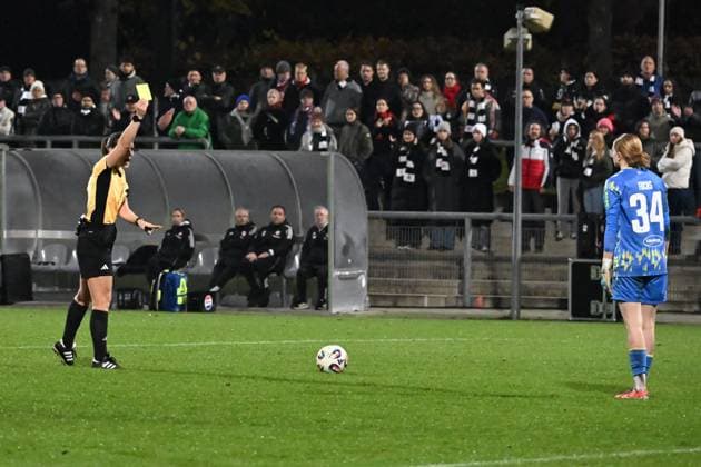 05.11.2025, xsltx, Fussball Google Pixel Frauen-Bundesliga, Eintracht Frankfurt - 1.FC Köln v.l. Selina Menzel (Schiedsrichterin) zeigt Torfrau Irina Fuchs (1. FC Köln) die gelbe Karte wg. Zeitspiel an (DFL DFB REGULATIONS PROHIBIT ANY USE OF PHOTOGRAPHS as IMAGE SEQUENCES and or QUASI-VIDEO)