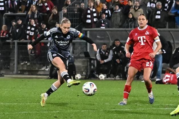 05.11.2025, xsltx, Fussball Google Pixel Frauen-Bundesliga, Eintracht Frankfurt - 1.FC Köln v.l. Kraftvoller Schussversuch von Elisa Senß (Eintracht Frankfurt), re. die ehemalige Frankfurterin Laura Feiersinger (1. FC Köln) (DFL DFB REGULATIONS PROHIBIT ANY USE OF PHOTOGRAPHS as IMAGE SEQUENCES and or QUASI-VIDEO)