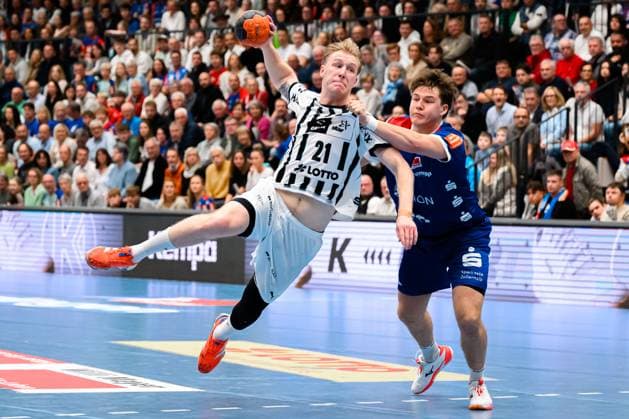 Balingen: DHB Pokal - Achtelfinale - HBW Balingen - THW Kiel Eric Johansson (THW Kiel), Bennet Strobel (HBW Balingen) Balingen Baden-Württemberg Deutschland