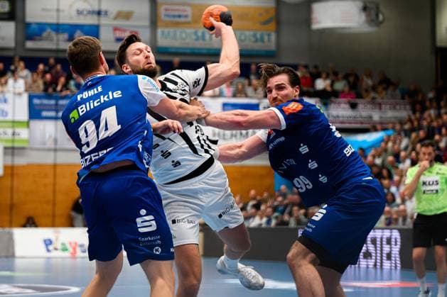 Balingen: DHB Pokal - Achtelfinale - HBW Balingen - THW Kiel v. li. im Zweikampf Georg Poehle (Balingen), Harald Reinkind (THW Kiel), Stefan Bauer (Balingen) Balingen Baden-Württemberg Deutschland