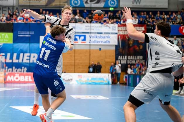 Balingen: DHB Pokal - Achtelfinale - HBW Balingen - THW Kiel Eric Johansson (THW Kiel) mit dem Pass auf Lukas Laube (THW Kiel), Bennet Strobel (HBW Balingen) in der Abwehr Balingen Baden-Württemberg Deutschland