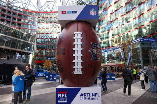 indianapolis Colts , Fan-Zone im Center am Potsdamer Platz,2025_11_06,Photo:Foot.Bowl Thomas Sobotzki Copyright: xFootxBowl ThomasxSobotzkix