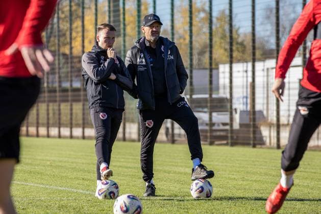 Cottbus, Deutschland 06. November 2025: 3. Liga - 2025 2026 - FC Energie Cottbus - Training Im Bild: v.l. Co-Trainer Tobias Röder Roeder (Energie Cottbus) und Trainer Claus-Dieter Wollitz (Energie Cottbus) Brandenburg Copyright: xFotostandx xWeilandx