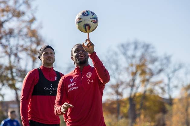 Cottbus, Deutschland 06. November 2025: 3. Liga - 2025 2026 - FC Energie Cottbus - Training Im Bild: v.l. Timmy Thiele (Energie Cottbus) und Anderson Lucoqui (Energie Cottbus) Brandenburg Copyright: xFotostandx xWeilandx