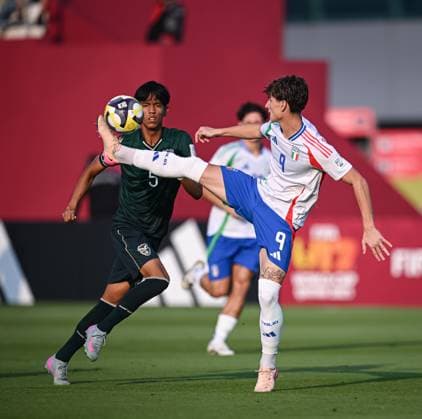 Fussball, Junioren U 17 WM 2025 in Doha Katar Vorrunde 06.11.2025 Gruppe A Bolivien - Italien Thomas Campaniello (re, Italien) gegen Matias Espinoza (li, Bolivien)