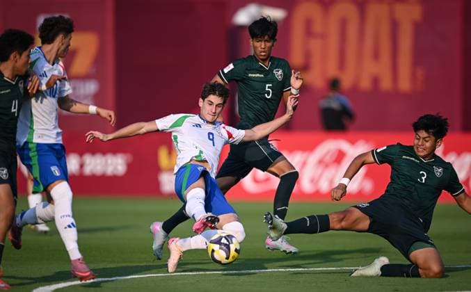 Fussball, Junioren U 17 WM 2025 in Doha Katar Vorrunde 06.11.2025 Gruppe A Bolivien - Italien Thomas Campaniello (Mitte, Italien) gegen Fernando Mena (re, Bolivien) und Matias Espinoza (hinten Nr. 5, Bolivien)