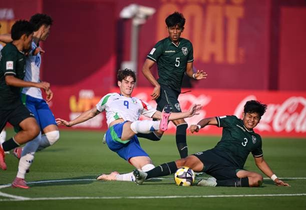 Fussball, Junioren U 17 WM 2025 in Doha Katar Vorrunde 06.11.2025 Gruppe A Bolivien - Italien Thomas Campaniello (Mitte, Italien) gegen Fernando Mena (re, Bolivien) und Matias Espinoza (hinten Nr. 5, Bolivien)