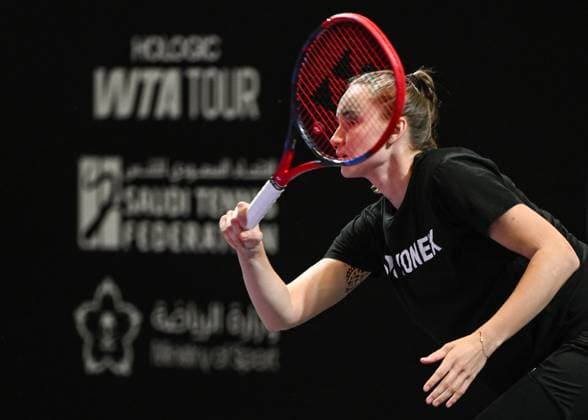WTA, Tennis Damen Finals 2025 - Day Six RIYADH, SAUDI ARABIA NOVEMBER 6, 2025: Elena Rybakina of Kazakhstan is seen during her training session, on Day 6 of the 2025 WTA Finals at King Saud University Indoor Arena in Riyadh, Saudi Arabia, on November 6, 2025. Riyadh Saudi Arabia  Copyright: xArturxWidakx originalFilename:widak-wtafinal251106_npfpe.jpg