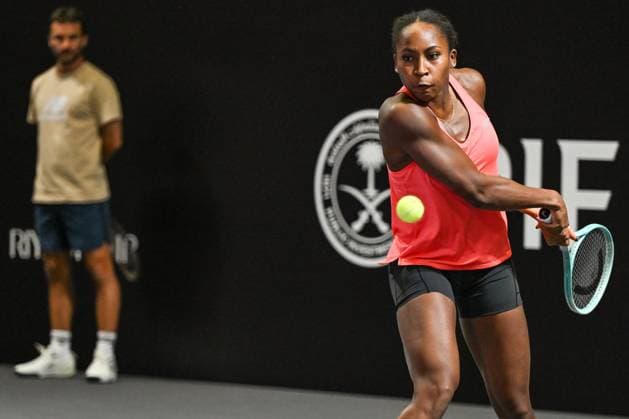 WTA, Tennis Damen Finals 2025 - Day Six RIYADH, SAUDI ARABIA NOVEMBER 6, 2025: Coco Gauff of the United States is seen during her training session with coach Jean-Christophe J.C. Faurel, on Day 6 of the 2025 WTA Finals at King Saud University Indoor Arena in Riyadh, Saudi Arabia, on November 6, 2025. Riyadh Saudi Arabia  Copyright: xArturxWidakx originalFilename:widak-wtafinal251106_npfJy.jpg