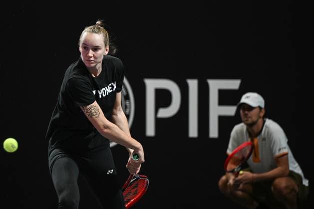 WTA, Tennis Damen Finals 2025 - Day Six RIYADH, SAUDI ARABIA NOVEMBER 6, 2025: Elena Rybakina of Kazakhstan is seen during her training session with coach Stefano Vukov, on Day 6 of the 2025 WTA Finals at King Saud University Indoor Arena in Riyadh, Saudi Arabia, on November 6, 2025. Riyadh Saudi Arabia  Copyright: xArturxWidakx originalFilename:widak-wtafinal251106_npRoU.jpg