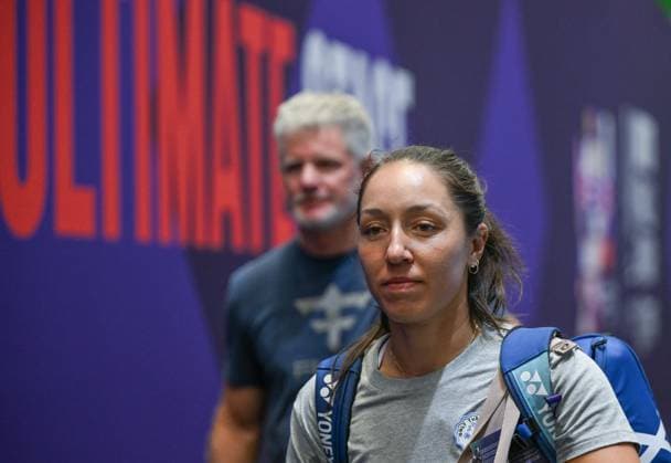 WTA, Tennis Damen Finals 2025 - Day Six RIYADH, SAUDI ARABIA NOVEMBER 6, 2025: Jessica Pegula of the United States is seen at the end of her training session with coach Mark Knowles on Day 6 of the 2025 WTA Finals at King Saud University Indoor Arena in Riyadh, Saudi Arabia, on November 6, 2025. Riyadh Saudi Arabia  Copyright: xArturxWidakx originalFilename:widak-wtafinal251106_npsye.jpg