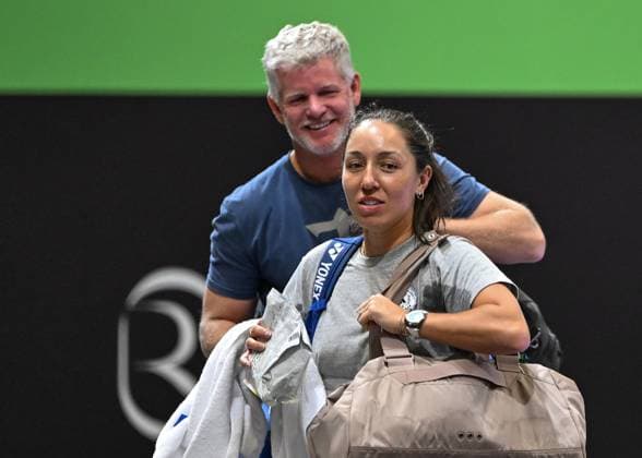 WTA, Tennis Damen Finals 2025 - Day Six RIYADH, SAUDI ARABIA NOVEMBER 6, 2025: Jessica Pegula of the United States is seen at the end of her training session with coach Mark Knowles on Day 6 of the 2025 WTA Finals at King Saud University Indoor Arena in Riyadh, Saudi Arabia, on November 6, 2025. Riyadh Saudi Arabia  Copyright: xArturxWidakx originalFilename:widak-wtafinal251106_nptKV.jpg