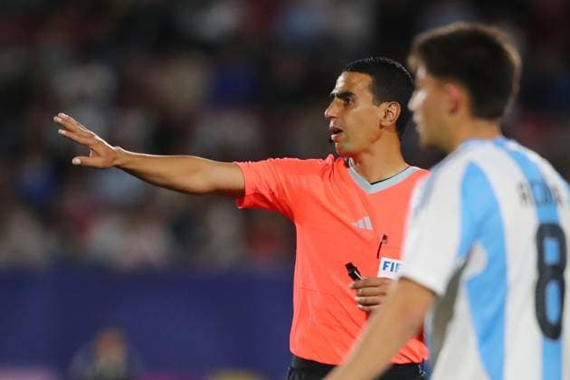Futbol, Mexico vs Argentina. Mundial sub 20, Chile 2025. El arbitro Jalal Jayed dirige un partido de cuartos de final del mundial sub 20 entre Mexico y Argentina realizado en el estadio Nacional de Santiago, Chile. 11 10 2025 Jonnathan Oyarzun Photosport Football, Mexico vs Argentina. U-20 World Cup Championship. Referee Jalal Jayed leads a quarterfinal match of the U-20 World Cup between Mexico and Argentina at the Nacional stadium in Santiago, Chile. 11 10 2025 Jonnathan Oyarzun Photosport Mexico vs Argentina, mundial sub 20 Chile 2025 