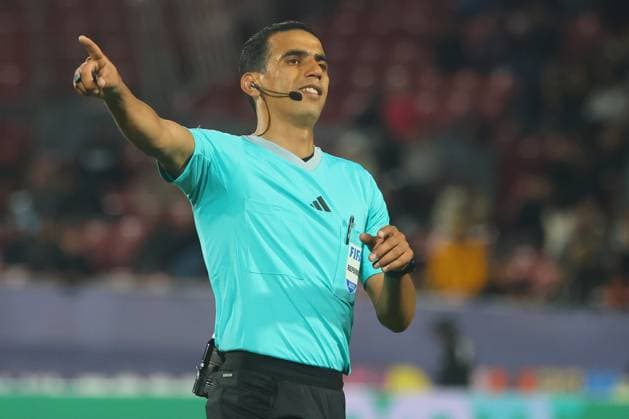 Futbol, Australia vs Cuba. Mundial sub 20, Chile 2025. El arbitro Jalal Jayed dirige un partido del grupo D del mundial sub 20 entre Australia y Cuba realizado en el estadio Nacional de Santiago, Chile. 04 10 2025 Jonnathan Oyarzun Photosport Football, Australia vs Cuba. U-20 World Cup Championship. Referee Jalal Jayed leads a Group D match of the U-20 World Cup between Australia and Cuba at the Nacional stadium in Santiago, Chile. 04 10 2025 Jonnathan Oyarzun Photosport Australia vs Cuba, mundial sub 20 Chile 2025 