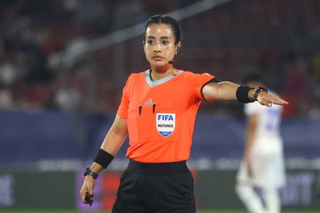 Futbol, Japon vs Francia. Mundial sub 20, Chile 2025. La arbitro Katia Itzel Garcia dirige un partido de octavos de final del mundial sub 20 entre Japon y Francia realizado en el estadio Nacional de Santiago, Chile. 08 10 2025 Jonnathan Oyarzun Photosport Football, Japan vs France. U-20 World Cup Championship. Referee Katia Itzel Garcia leads a round of 16 match of the U-20 World Cup between Japan and France at the Nacional stadium in Santiago, Chile. 08 10 2025 Jonnathan Oyarzun Photosport Japon vs Francia, mundial sub 20 Chile 2025 
