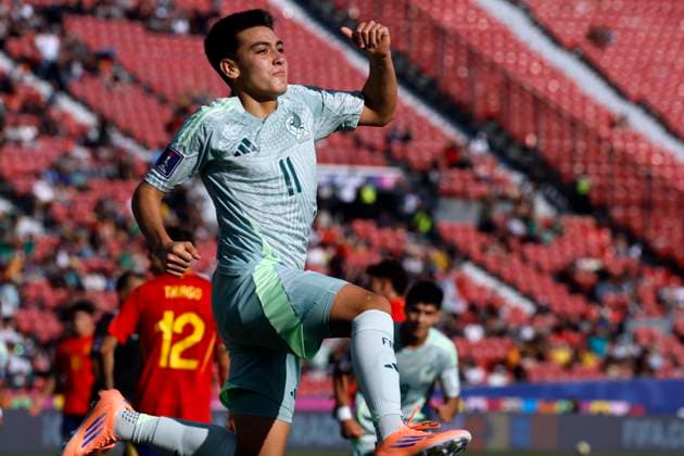 Futbol, Espana vs Mexico. Mundial sub 20, Chile 2025. El jugador de Mexico Gilberto Mora celebra tras marcar un gol contra Espana durante un partido del grupo C del mundial sub 20 disputado en el estadio Nacional de Santiago, Chile. 01 10 2025 Andres Pina Photosport Football, Spain vs Mexico. U-20 World Cup Championship. Mexico™s player Gilberto Mora celebrates after scoring against Spain during a Group C match of the U-20 World Cup at the Nacional stadium in Santiago, Chile. 01 10 2025 Andres Pina Photosport Espana vs Mexico, mundial sub 20 Chile 2025 
