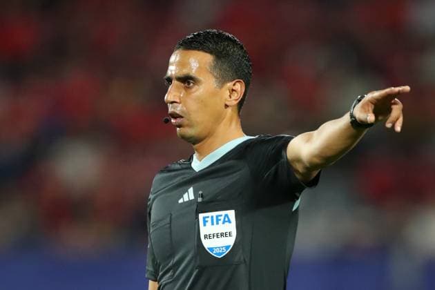 Futbol, Chile vs Japon. Mundial sub 20, Chile 2025. El arbitro Jalal Jayed dirige un partido del grupo A del mundial sub 20 entre Chile y Japon realizado en el estadio Nacional de Santiago, Chile. 30 09 2025 Jonnathan Oyarzun Photosport Football, Chile vs Japan. U-20 World Cup Championship. Referee Jalal Jayed leads a Group A match of the U-20 World Cup between Chile and Japan at the Nacional stadium in Santiago, Chile. 30 09 2025 Jonnathan Oyarzun Photosport Chile vs Japon, mundial sub 20 Chile 2025 