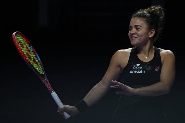 2025 WTA, Tennis Damen Finals RIYADH, SAUDI ARABIA - NOVEMBER 06: Jasmine Paolini of Italy in action against Jessica Pegula (not seen) of the United States during their final group-stage match, with a place in the semi-finals on the line, on Day 6 of the 2025 WTA Finals, part of the Hologic WTA Tour, at King Saud University Indoor Arena in Riyadh, Saudi Arabia, on November 6, 2025. Artur Widak Anadolu Riyadh Saudi Arabia. Editorial use only. Please get in touch for any other usage.  Copyright: x2025xAnadoluxArturxWidakx
