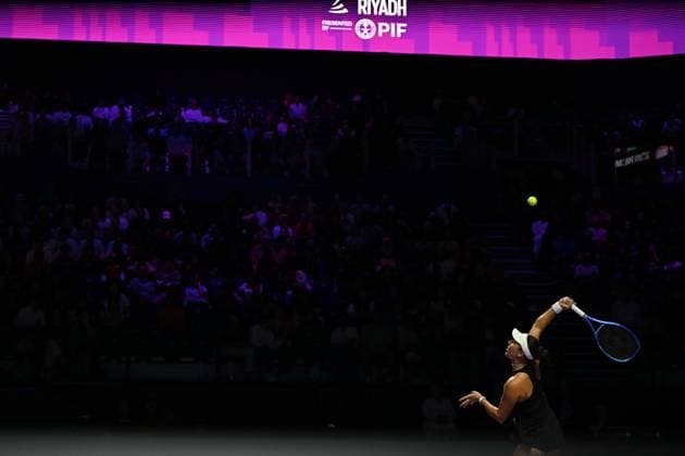 2025 WTA, Tennis Damen Finals RIYADH, SAUDI ARABIA - NOVEMBER 06: Jessica Pegula of the United States in action against Jasmine Paolini (not seen) of Italy during their final group-stage match, with a place in the semi-finals on the line, on Day 6 of the 2025 WTA Finals, part of the Hologic WTA Tour, at King Saud University Indoor Arena in Riyadh, Saudi Arabia, on November 6, 2025. Artur Widak Anadolu Riyadh Saudi Arabia. Editorial use only. Please get in touch for any other usage.  Copyright: x2025xAnadoluxArturxWidakx